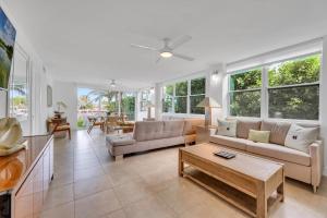 uma sala de estar com dois sofás e uma mesa em Suite by Beach Waterfront Lago Key Two em Fort Lauderdale