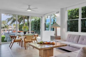 uma sala de estar com um sofá e uma mesa em Suite by Beach Waterfront Lago Key Two em Fort Lauderdale