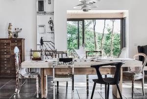 comedor con mesa de madera y sillas en Villa Annibale, en Umbertide