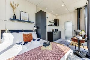 ein Schlafzimmer mit einem großen weißen Bett und einem Tisch in der Unterkunft Tiny Marienholm in Haapsalu