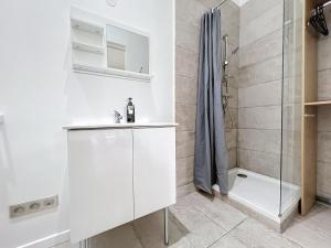 bagno bianco con doccia e lavandino di Domaine Le Clos Lassagne a Brignais