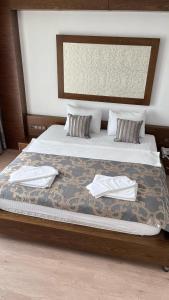 1 cama grande con 2 almohadas encima en Hotel Turiya, en Turgutreis