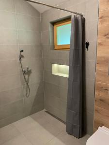 een badkamer met een douche en een douchegordijn bij Camping Oaza in Bela Crkva