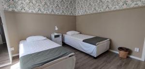 Postel nebo postele na pokoji v ubytování Lilla Hotellet i Nybro + 16 fotografií