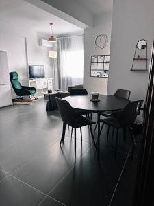 una sala da pranzo con tavolo e sedie in una stanza di Home Away One Bedroom Apartment in Nicosia a Nicosia
