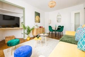 ein Wohnzimmer mit einem Sofa und einem Tisch in der Unterkunft Elégant appartement 2 pièces en HyperCentre in Rezé