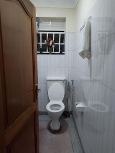 La salle de bains est pourvue de toilettes et d'une fenêtre. dans l'établissement Zen in Ibanda, à Kitwe