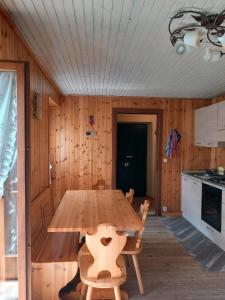 FusineにあるCasetta in Valtellinaのキッチン付きの部屋の木製テーブル