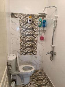 a bathroom with a toilet and a towel rack at Magnifique appartement au RDC in Casablanca