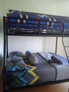 Letto a castello con cuscini sul letto a castello inferiore di The CRISNA'S Apartment a Port Dickson