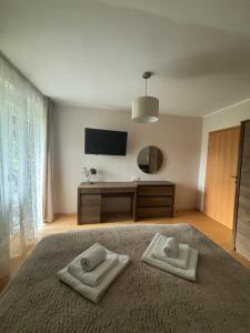 ein Schlafzimmer mit zwei weißen Handtüchern auf einem Bett in der Unterkunft Vila Weekend in Rogaška Slatina