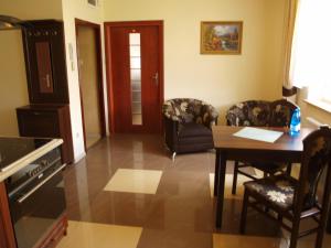 eine Küche und ein Wohnzimmer mit Tisch und Stühlen in der Unterkunft Apartamenty Willa Park in Sagan + 11 Fotos