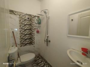 a bathroom with a toilet and a sink and a mirror at Magnifique appartement au RDC in Casablanca