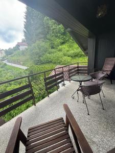 balcón con mesa, sillas y vistas en Vila Weekend en Rogaška Slatina