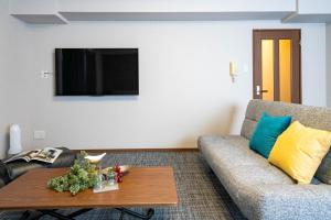 uma sala de estar com um sofá e uma mesa em MP STYLE Fortuna em Sapporo