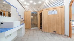 La salle de bains est pourvue d'une porte en bois. dans l'établissement Résidence les Tourelles, à Sainte-Maxime