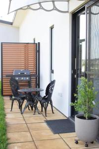 un patio con tavolo, sedie e griglia di 65onNorth ad Angaston