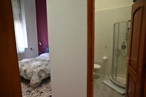 1 dormitorio con 1 cama y ducha acristalada en Villa San Giuseppe Brindisi, en Brindisi