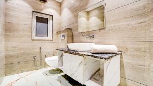 y baño con lavabo y aseo. en FabHotel Prime D2 en Nueva Delhi