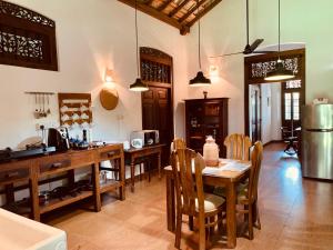 坦加拉的住宿－Stuart House Tangalle，厨房以及带桌椅的用餐室。