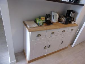 Una cómoda blanca en una cocina con encimera. en L'escale marine, en Pléneuf-Val-André