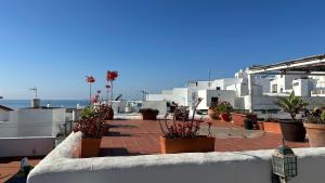 a view of a rooftop with white buildings and plants at Mirador Playa in Conil de la Frontera