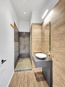 un bagno con lavandino e doccia di POOL AC King Bed Cozy Rooms - Villa Vaiaire a Vaïare Altre 10 foto