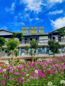 Aed väljaspool majutusasutust Khu Nghỉ Dưỡng View Triệu Mây