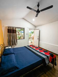 亞蘭博的住宿－Nature of Arambol，一间卧室配有一张床和吊扇