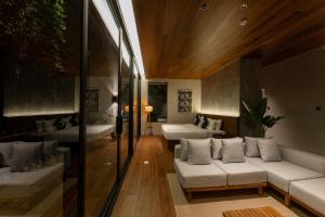 sala de estar con sofá blanco y habitación con bañera en Piece Lio Resort from Japan, en El Nido