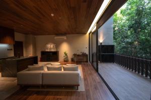ein Wohnzimmer mit einem Sofa und einer Küche in der Unterkunft Piece Lio Resort from Japan in El Nido