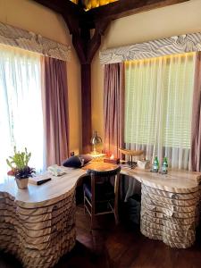 Zimmer mit einem Tisch mit Stühlen und Fenstern in der Unterkunft Permata Ayung Private Estate in Ubud