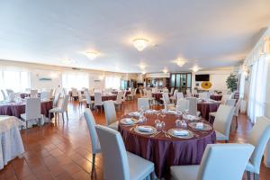 A restaurant or other place to eat at Hotel Borgo degli Olivi