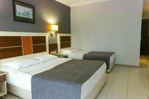 una habitación de hotel con 2 camas en una habitación en Kaila Krizantem Hotel, en Alanya