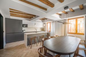 uma cozinha e sala de jantar com mesa e cadeiras em Luxury flat Mayor V em Madri