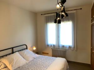 CelráにあるCasa Lady Margarita B&B Adults Onlyのベッドと窓のある寝室 +82枚の写真