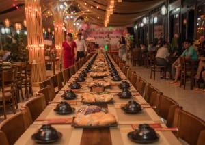 Khu Nghỉ Dưỡng View Triệu Mây في Lam Ha: طاولة طويلة مليئة بالطعام في مطعم
