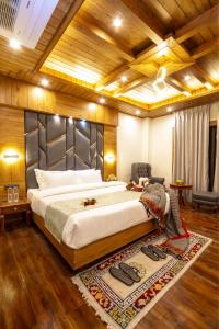 Postel nebo postele na pokoji v ubytování Jannat Resort and Spa Manali A Centrally Heated Himalayas View Resort