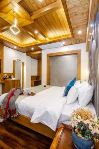 Postel nebo postele na pokoji v ubytování Jannat Resort and Spa Manali A Centrally Heated Himalayas View Resort