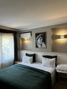 - une chambre avec un grand lit et 2 oreillers dans l'établissement La Palace Exclusive Design, à Istanbul