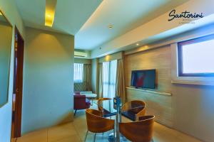 Santorini Hotel TV 또는 엔터테인먼트 센터