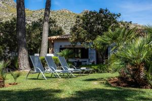 a group of chairs sitting in a yard at Can Domingo in Pollença