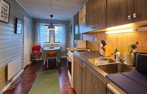 Nhà bếp/bếp nhỏ tại 3 Bedroom Gorgeous Home In Hornnes
