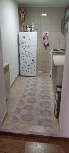 eine Küche mit Herd und weißem Kühlschrank in der Unterkunft Silva apartman in Sarajevo
