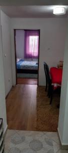 ein Zimmer mit einem Schlafzimmer mit einem Bett und einem Tisch in der Unterkunft Silva apartman in Sarajevo