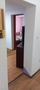 Zimmer mit einem Bett und einem Zimmer mit einem Spiegel in der Unterkunft Silva apartman in Sarajevo + 3 Fotos