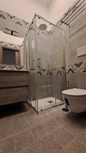 un bagno con doccia, WC e lavandino di Hotel Meublè Santa Chiara Suite a Napoli Altre 74 foto