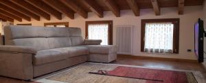 - un salon avec un canapé et un tapis dans l'établissement Albergo Torre, à Vicence