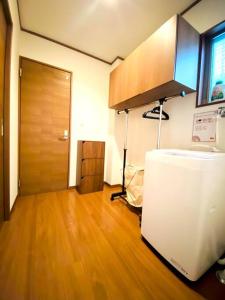 Kuchyň nebo kuchyňský kout v ubytování JR京都站3分钟地铁路程 免费专有停车场Wi-Fi 步行可到达伏見稲荷大社 新建筑 日式传统庭院氛围