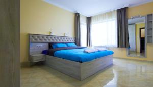 1 dormitorio con cama grande y ventana grande en Luxury Sea Villa - Kabalan 1 en Burgas